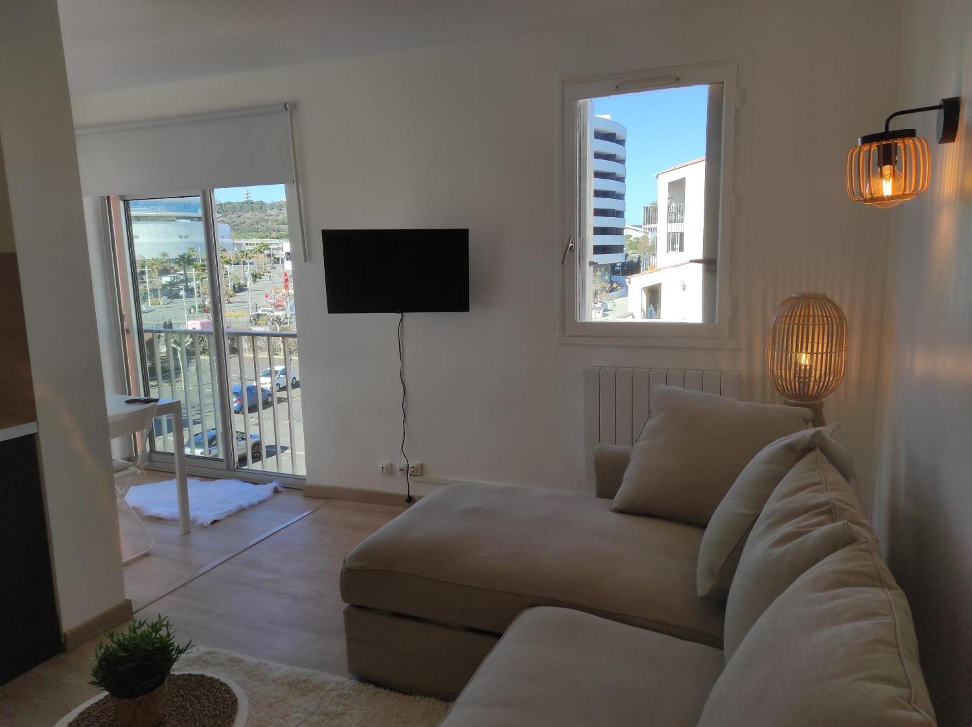 Centre Port,Studio Cosy,Vue Piscine Et Sur Le Parking Prive Ainsi Que Le Mont Saint Martin 아그 외부 사진